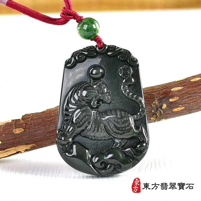 正面金曜石虎項鍊玉珮（虎虎生風：虎牌金曜石虎玉珮、金曜石虎玉墜、虎十二生肖項鍊）。金曜石虎，TR142。客製化訂做各種金曜石虎吊墜玉珮項鍊。★東方翡翠寶石保證卡