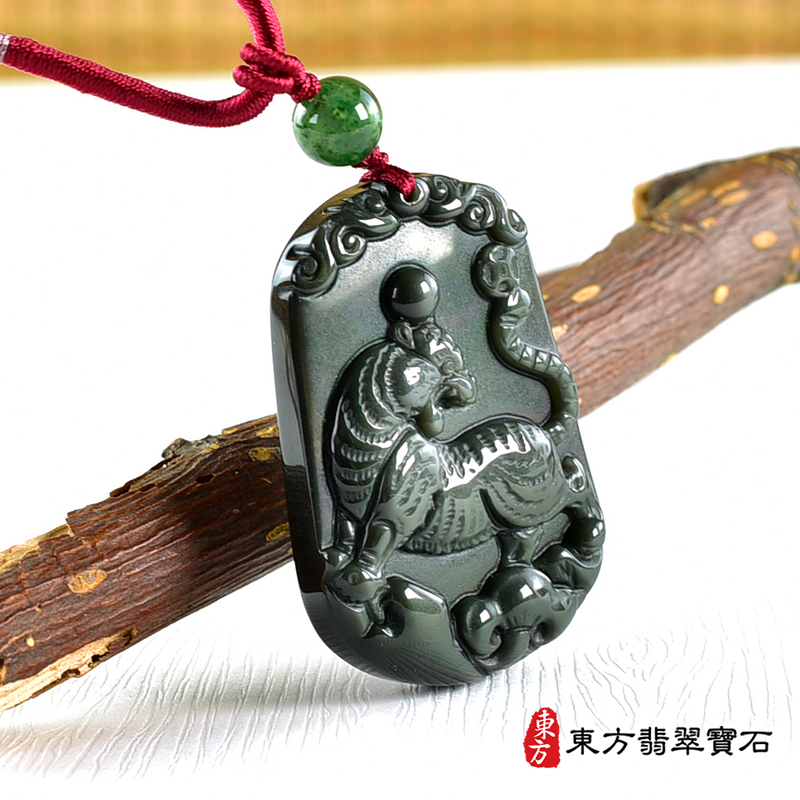 左側金曜石虎項鍊玉珮（虎虎生風：虎牌金曜石虎玉珮、金曜石虎玉墜、虎十二生肖項鍊）。金曜石虎，TR142。客製化訂做各種金曜石虎吊墜玉珮項鍊。★東方翡翠寶石保證卡