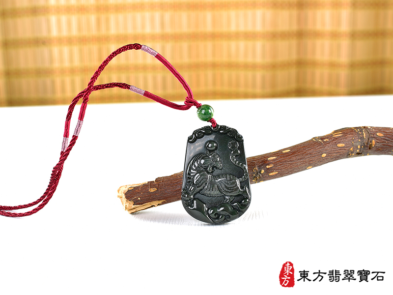 情境金曜石虎項鍊玉珮（虎虎生風：虎牌金曜石虎玉珮、金曜石虎玉墜、虎十二生肖項鍊）。金曜石虎，TR142。客製化訂做各種金曜石虎吊墜玉珮項鍊。★東方翡翠寶石保證卡
