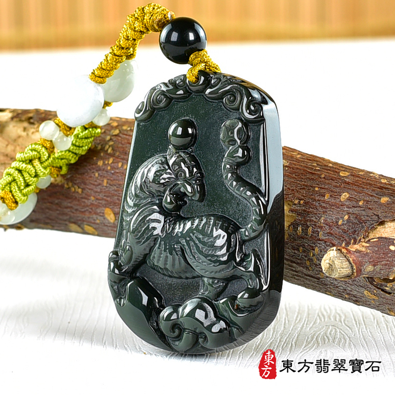 右側金曜石虎項鍊玉珮（虎虎生風：虎牌金曜石虎玉珮、金曜石虎玉墜、虎十二生肖項鍊）。金曜石虎，TR144。客製化訂做各種金曜石虎吊墜玉珮項鍊。★東方翡翠寶石保證卡