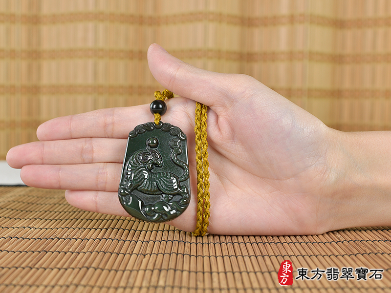 大小金曜石虎項鍊玉珮（虎虎生風：虎牌金曜石虎玉珮、金曜石虎玉墜、虎十二生肖項鍊）。金曜石虎，TR144。客製化訂做各種金曜石虎吊墜玉珮項鍊。★東方翡翠寶石保證卡