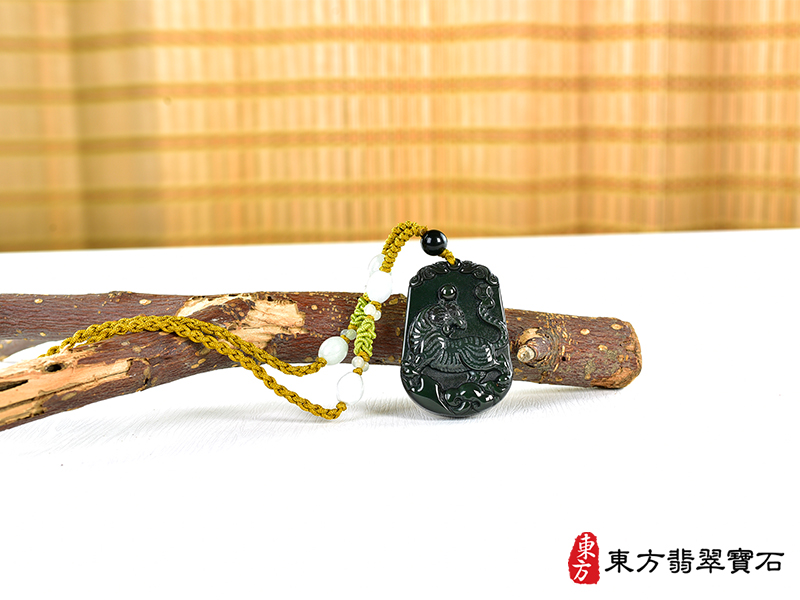 情境金曜石虎項鍊玉珮（虎虎生風：虎牌金曜石虎玉珮、金曜石虎玉墜、虎十二生肖項鍊）。金曜石虎，TR144。客製化訂做各種金曜石虎吊墜玉珮項鍊。★東方翡翠寶石保證卡