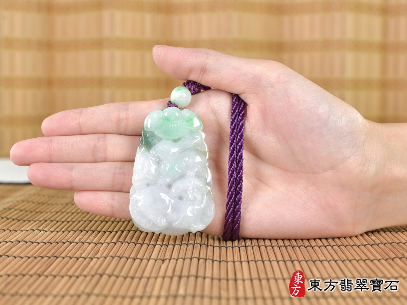 大小-翡翠生肖豬三合六合貴人項鍊玉珮（生肖屬豬，最適合配戴三合六合貴人項鍊，兔羊虎：豬牌A貨翡翠生肖豬玉珮、緬甸玉生肖豬玉墜、豬十二生肖項鍊）。ZH227。客製化訂做各種翡翠生肖豬吊墜玉珮項鍊。★附A貨翡翠雙證書