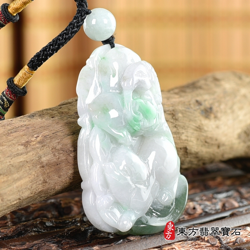 左側-翡翠生肖兔三合六合貴人項鍊玉珮（生肖屬兔，最適合配戴三合六合貴人項鍊，羊豬狗：兔牌A貨翡翠生肖兔玉珮、緬甸玉生肖兔玉墜、兔十二生肖項鍊）。ZH233。客製化訂做各種翡翠生肖兔吊墜玉珮項鍊。★附A貨翡翠雙證書