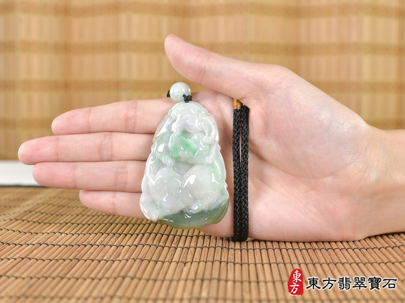 大小-翡翠生肖兔三合六合貴人項鍊玉珮（生肖屬兔，最適合配戴三合六合貴人項鍊，羊豬狗：兔牌A貨翡翠生肖兔玉珮、緬甸玉生肖兔玉墜、兔十二生肖項鍊）。ZH233。客製化訂做各種翡翠生肖兔吊墜玉珮項鍊。★附A貨翡翠雙證書