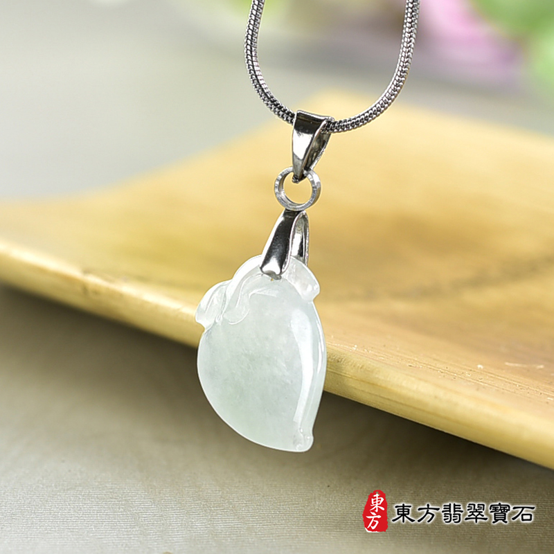 翡翠壽桃項鍊玉珮（福壽雙全：壽桃牌A貨翡翠壽桃玉珮、緬甸玉壽桃玉墜）。淺綠色冰糯種壽桃，FW351。客製化訂做各種翡翠壽桃吊墜玉珮項鍊。★附A貨翡翠雙證書