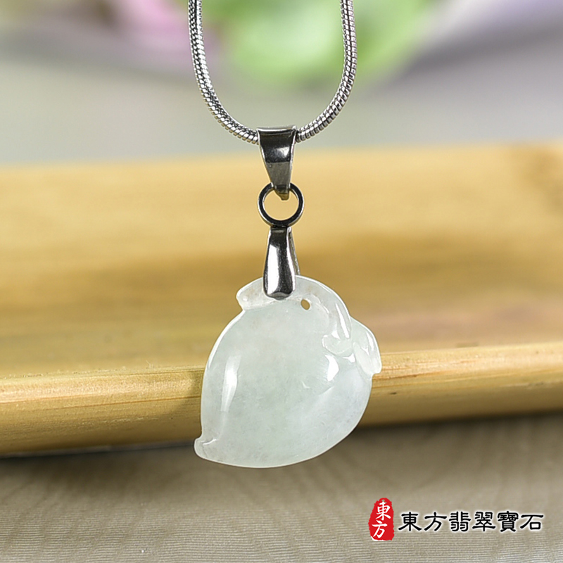 翡翠壽桃項鍊玉珮（福壽雙全：壽桃牌A貨翡翠壽桃玉珮、緬甸玉壽桃玉墜）。淺綠色冰糯種壽桃，FW351。客製化訂做各種翡翠壽桃吊墜玉珮項鍊。★附A貨翡翠雙證書