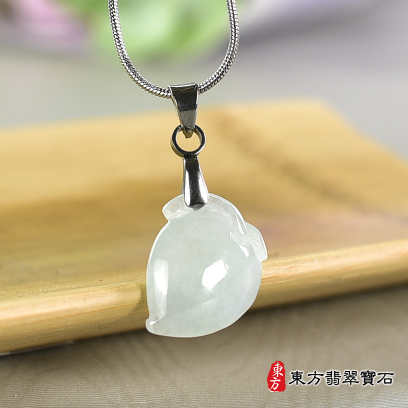 翡翠壽桃項鍊玉珮（福壽雙全：壽桃牌A貨翡翠壽桃玉珮、緬甸玉壽桃玉墜）。淺綠色冰糯種壽桃，FW351。客製化訂做各種翡翠壽桃吊墜玉珮項鍊。★附A貨翡翠雙證書