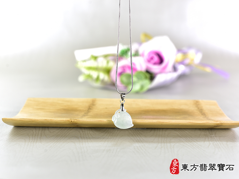 意境翡翠壽桃項鍊玉珮（福壽雙全：壽桃牌A貨翡翠壽桃玉珮、緬甸玉壽桃玉墜）。淺綠色冰糯種壽桃，FW351。客製化訂做各種翡翠壽桃吊墜玉珮項鍊。★附A貨翡翠雙證書