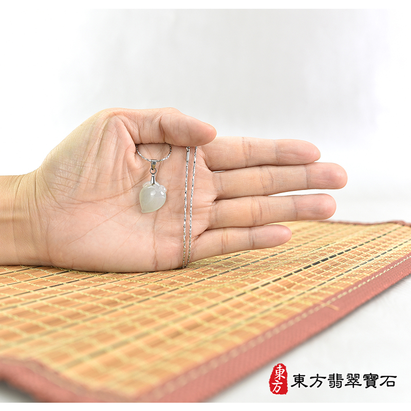 大小翡翠壽桃項鍊玉珮（福壽雙全：壽桃牌A貨翡翠壽桃玉珮、緬甸玉壽桃玉墜）。淺綠色冰糯種壽桃，FW351。客製化訂做各種翡翠壽桃吊墜玉珮項鍊。★附A貨翡翠雙證書