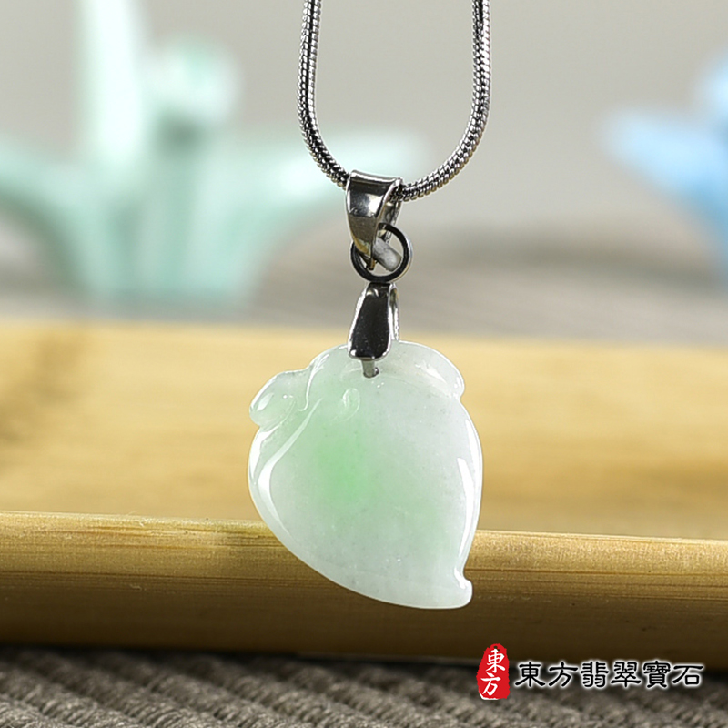 翡翠壽桃項鍊玉珮（福壽雙全：壽桃牌A貨翡翠壽桃玉珮、緬甸玉壽桃玉墜）。淺綠色糯種壽桃，FW352。客製化訂做各種翡翠壽桃吊墜玉珮項鍊。★附A貨翡翠雙證書