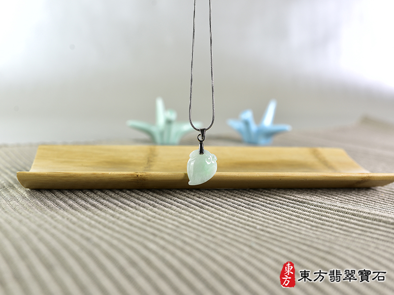 意境翡翠壽桃項鍊玉珮（福壽雙全：壽桃牌A貨翡翠壽桃玉珮、緬甸玉壽桃玉墜）。淺綠色糯種壽桃，FW352。客製化訂做各種翡翠壽桃吊墜玉珮項鍊。★附A貨翡翠雙證書