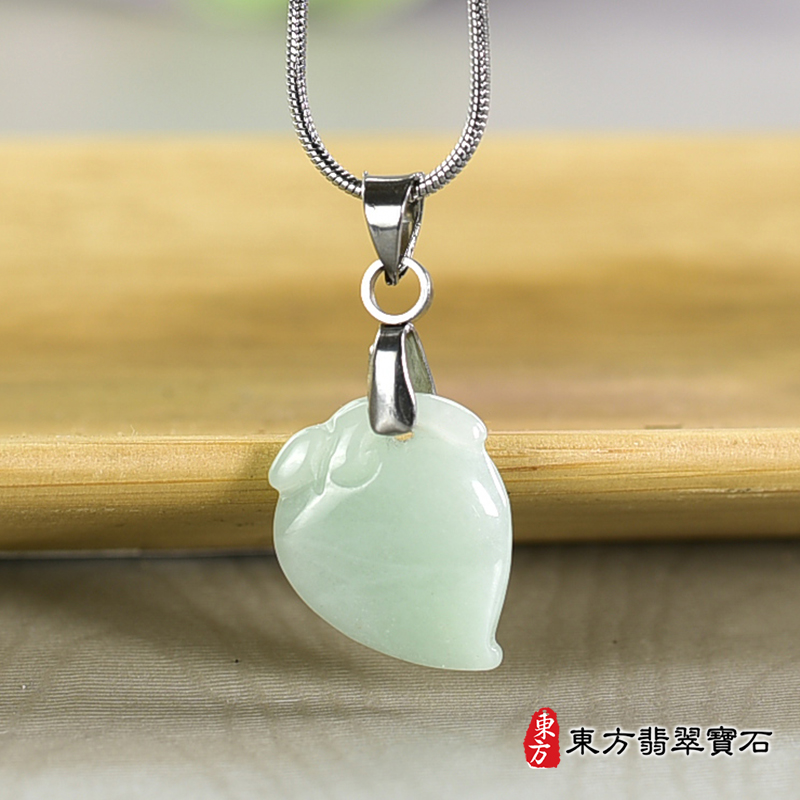 翡翠壽桃項鍊玉珮（福壽雙全：壽桃牌A貨翡翠壽桃玉珮、緬甸玉壽桃玉墜）。淺綠色糯種壽桃，FW353。客製化訂做各種翡翠壽桃吊墜玉珮項鍊。★附A貨翡翠雙證書