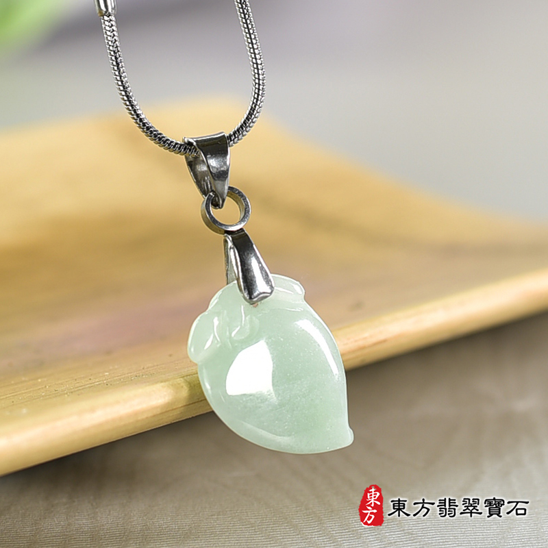 翡翠壽桃項鍊玉珮（福壽雙全：壽桃牌A貨翡翠壽桃玉珮、緬甸玉壽桃玉墜）。淺綠色糯種壽桃，FW353。客製化訂做各種翡翠壽桃吊墜玉珮項鍊。★附A貨翡翠雙證書