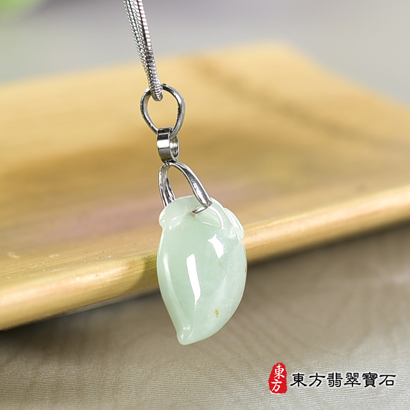 翡翠壽桃項鍊玉珮（福壽雙全：壽桃牌A貨翡翠壽桃玉珮、緬甸玉壽桃玉墜）。淺綠色糯種壽桃，FW353。客製化訂做各種翡翠壽桃吊墜玉珮項鍊。★附A貨翡翠雙證書
