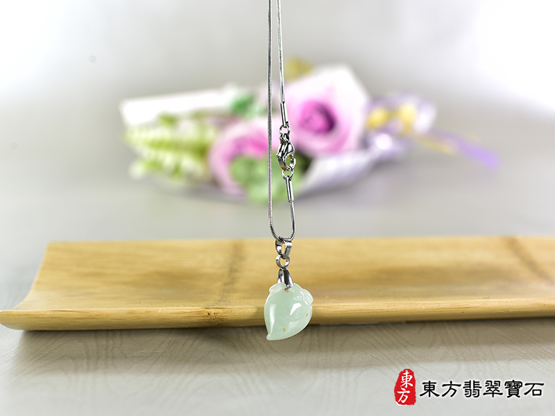 意境翡翠壽桃項鍊玉珮（福壽雙全：壽桃牌A貨翡翠壽桃玉珮、緬甸玉壽桃玉墜）。淺綠色糯種壽桃，FW353。客製化訂做各種翡翠壽桃吊墜玉珮項鍊。★附A貨翡翠雙證書