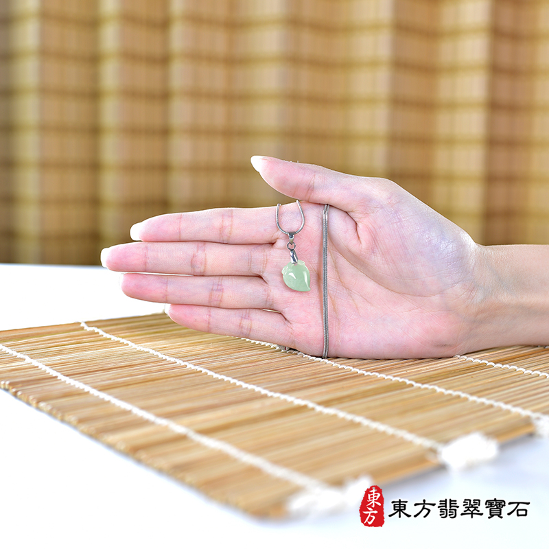 大小翡翠壽桃項鍊玉珮（福壽雙全：壽桃牌A貨翡翠壽桃玉珮、緬甸玉壽桃玉墜）。淺綠色糯種壽桃，FW353。客製化訂做各種翡翠壽桃吊墜玉珮項鍊。★附A貨翡翠雙證書