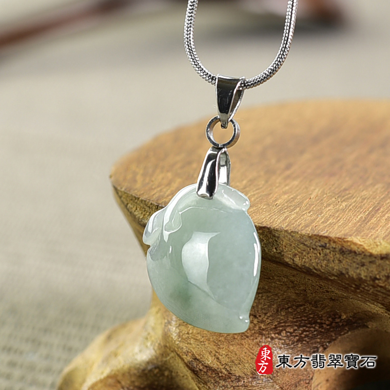 翡翠壽桃項鍊玉珮（福壽雙全：壽桃牌A貨翡翠壽桃玉珮、緬甸玉壽桃玉墜）。淺綠色微冰糯種壽桃，FW354。客製化訂做各種翡翠壽桃吊墜玉珮項鍊。★附A貨翡翠雙證書