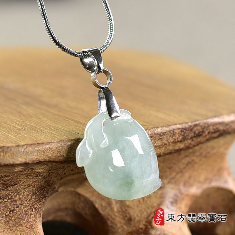 翡翠壽桃項鍊玉珮（福壽雙全：壽桃牌A貨翡翠壽桃玉珮、緬甸玉壽桃玉墜）。淺綠色微冰糯種壽桃，FW354。客製化訂做各種翡翠壽桃吊墜玉珮項鍊。★附A貨翡翠雙證書
