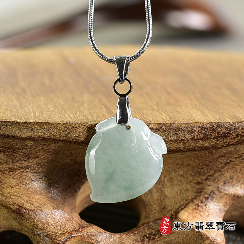翡翠壽桃項鍊玉珮（福壽雙全：壽桃牌A貨翡翠壽桃玉珮、緬甸玉壽桃玉墜）。淺綠色微冰糯種壽桃，FW354。客製化訂做各種翡翠壽桃吊墜玉珮項鍊。★附A貨翡翠雙證書