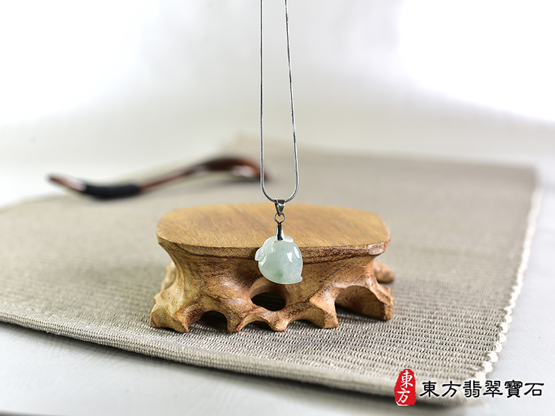 意境翡翠壽桃項鍊玉珮（福壽雙全：壽桃牌A貨翡翠壽桃玉珮、緬甸玉壽桃玉墜）。淺綠色微冰糯種壽桃，FW354。客製化訂做各種翡翠壽桃吊墜玉珮項鍊。★附A貨翡翠雙證書