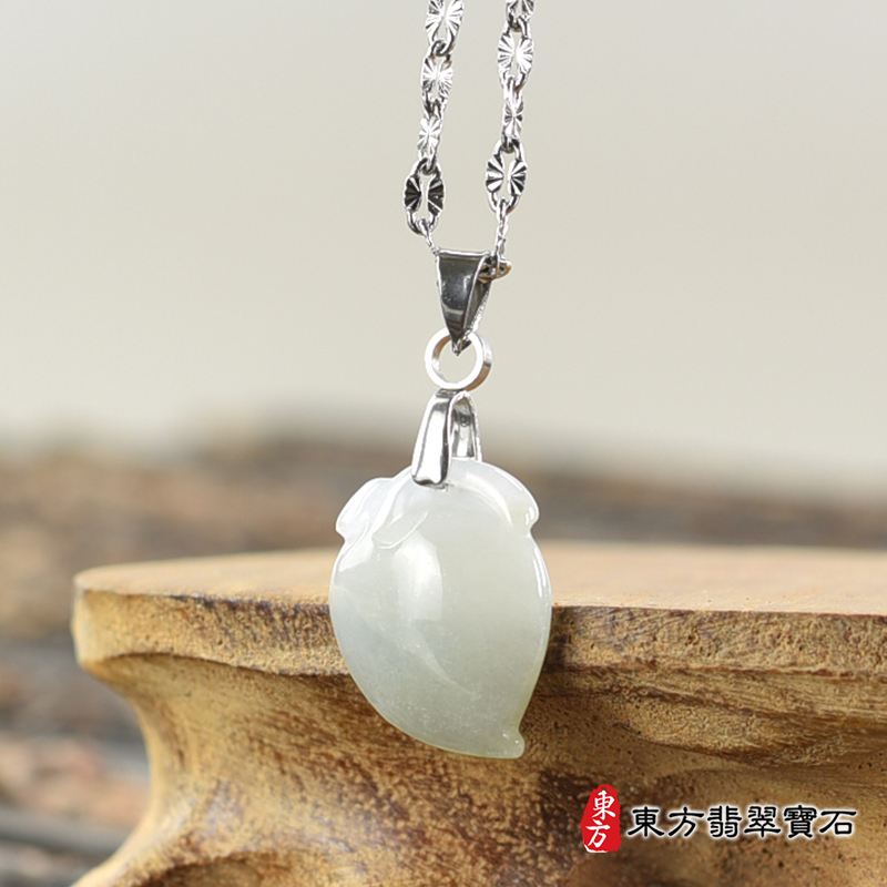 翡翠壽桃項鍊玉珮（福壽雙全：壽桃牌A貨翡翠壽桃玉珮、緬甸玉壽桃玉墜）。淺綠色糯種壽桃，FW355。客製化訂做各種翡翠壽桃吊墜玉珮項鍊。★附A貨翡翠雙證書