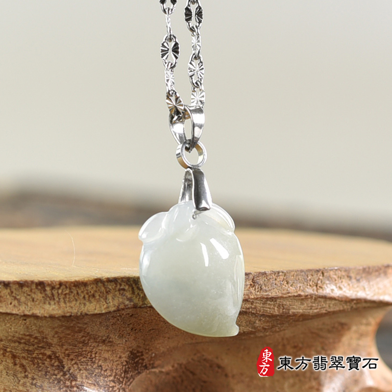 翡翠壽桃項鍊玉珮（福壽雙全：壽桃牌A貨翡翠壽桃玉珮、緬甸玉壽桃玉墜）。淺綠色糯種壽桃，FW355。客製化訂做各種翡翠壽桃吊墜玉珮項鍊。★附A貨翡翠雙證書