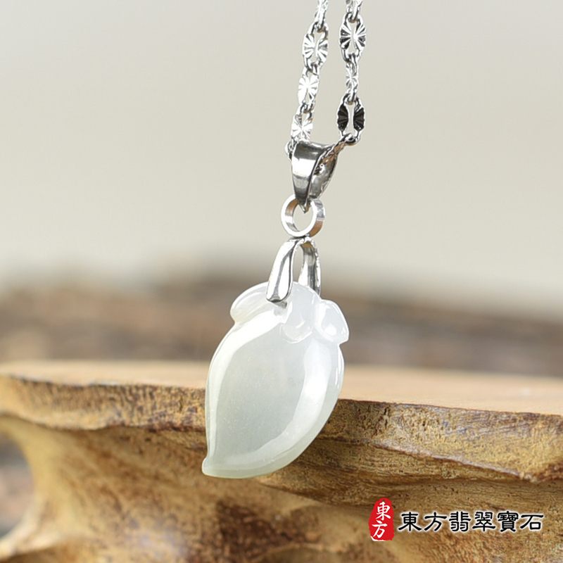 翡翠壽桃項鍊玉珮（福壽雙全：壽桃牌A貨翡翠壽桃玉珮、緬甸玉壽桃玉墜）。淺綠色糯種壽桃，FW355。客製化訂做各種翡翠壽桃吊墜玉珮項鍊。★附A貨翡翠雙證書