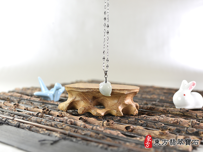 意境翡翠壽桃項鍊玉珮（福壽雙全：壽桃牌A貨翡翠壽桃玉珮、緬甸玉壽桃玉墜）。淺綠色糯種壽桃，FW355。客製化訂做各種翡翠壽桃吊墜玉珮項鍊。★附A貨翡翠雙證書