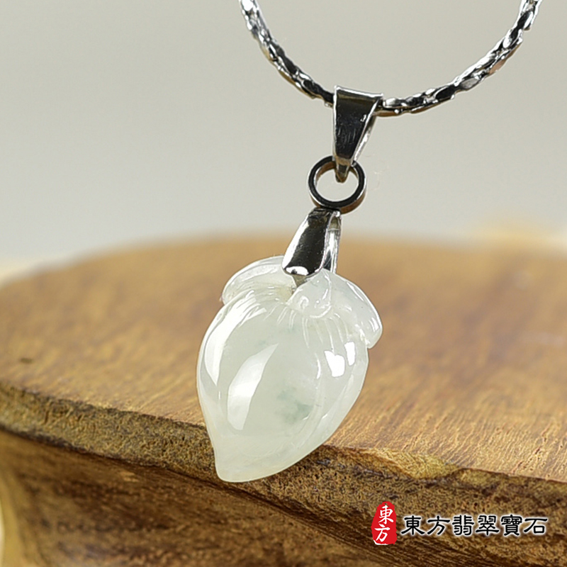 翡翠壽桃項鍊玉珮（福壽雙全：壽桃牌A貨翡翠壽桃玉珮、緬甸玉壽桃玉墜）。淺綠色糯種壽桃，FW356。客製化訂做各種翡翠壽桃吊墜玉珮項鍊。★附A貨翡翠雙證書