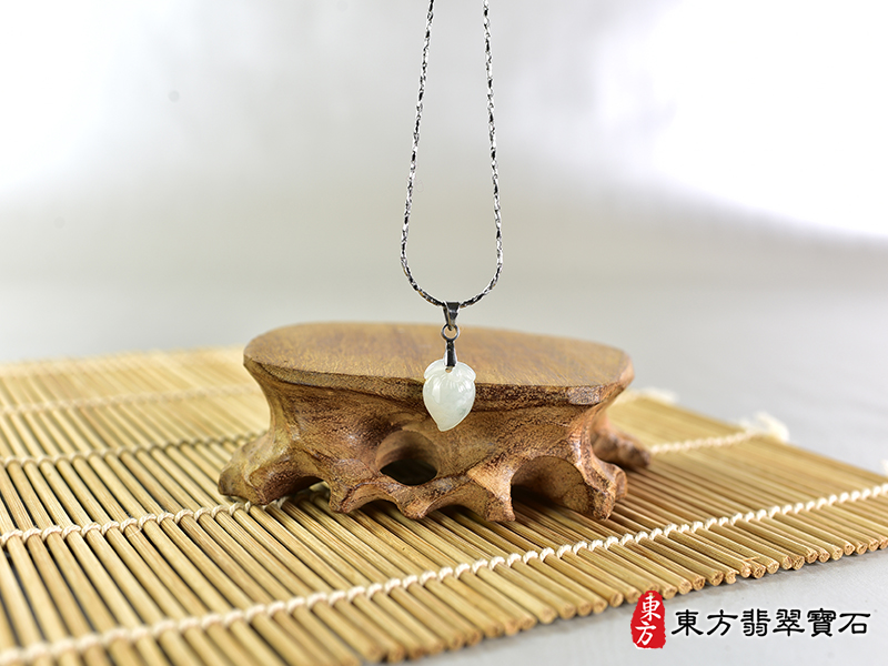 意境翡翠壽桃項鍊玉珮（福壽雙全：壽桃牌A貨翡翠壽桃玉珮、緬甸玉壽桃玉墜）。淺綠色糯種壽桃，FW356。客製化訂做各種翡翠壽桃吊墜玉珮項鍊。★附A貨翡翠雙證書