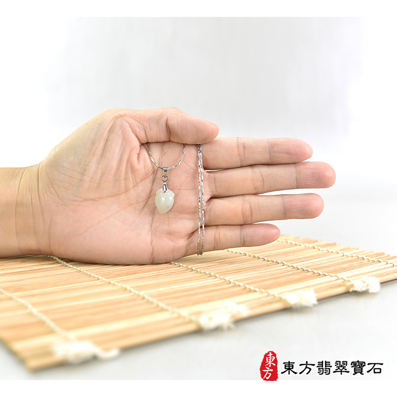 大小翡翠壽桃項鍊玉珮（福壽雙全：壽桃牌A貨翡翠壽桃玉珮、緬甸玉壽桃玉墜）。淺綠色糯種壽桃，FW356。客製化訂做各種翡翠壽桃吊墜玉珮項鍊。★附A貨翡翠雙證書