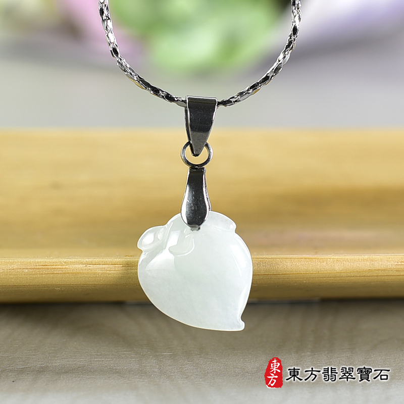 翡翠壽桃項鍊玉珮（福壽雙全：壽桃牌A貨翡翠壽桃玉珮、緬甸玉壽桃玉墜）。淺綠色細糯種壽桃，FW357。客製化訂做各種翡翠壽桃吊墜玉珮項鍊。★附A貨翡翠雙證書