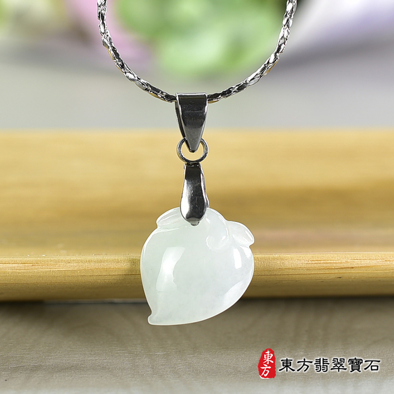 翡翠壽桃項鍊玉珮（福壽雙全：壽桃牌A貨翡翠壽桃玉珮、緬甸玉壽桃玉墜）。淺綠色細糯種壽桃，FW357。客製化訂做各種翡翠壽桃吊墜玉珮項鍊。★附A貨翡翠雙證書