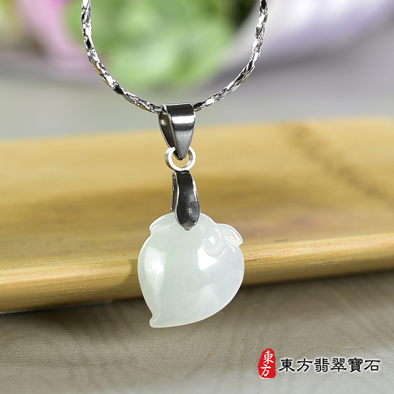 翡翠壽桃項鍊玉珮（福壽雙全：壽桃牌A貨翡翠壽桃玉珮、緬甸玉壽桃玉墜）。淺綠色細糯種壽桃，FW357。客製化訂做各種翡翠壽桃吊墜玉珮項鍊。★附A貨翡翠雙證書