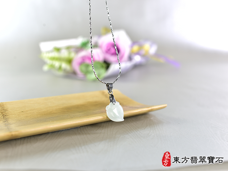 意境翡翠壽桃項鍊玉珮（福壽雙全：壽桃牌A貨翡翠壽桃玉珮、緬甸玉壽桃玉墜）。淺綠色細糯種壽桃，FW357。客製化訂做各種翡翠壽桃吊墜玉珮項鍊。★附A貨翡翠雙證書