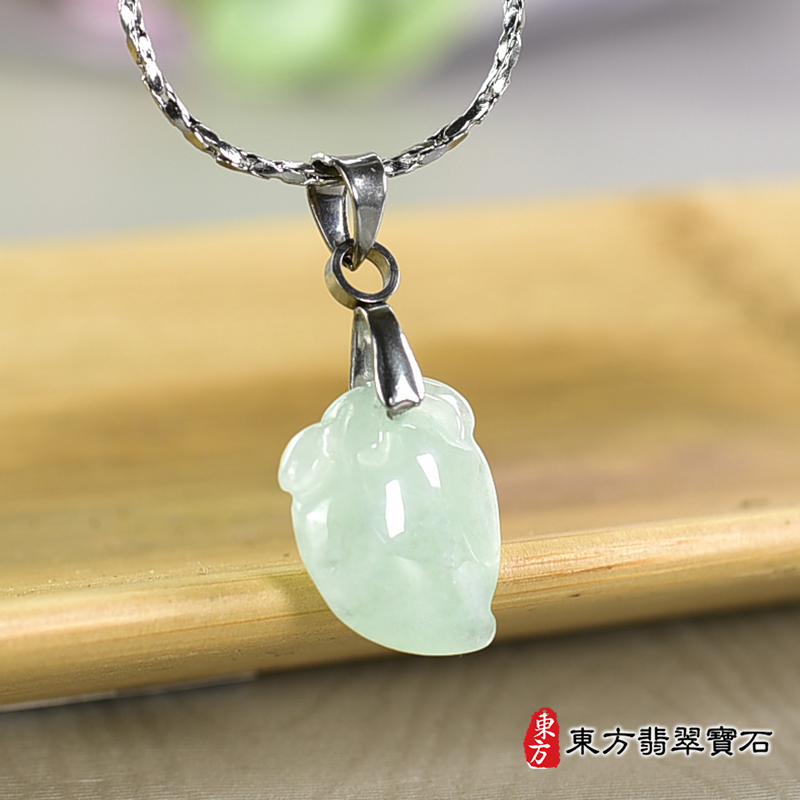 翡翠壽桃項鍊玉珮（福壽雙全：壽桃牌A貨翡翠壽桃玉珮、緬甸玉壽桃玉墜）。淺綠色微冰糯種壽桃，FW358。客製化訂做各種翡翠壽桃吊墜玉珮項鍊。★附A貨翡翠雙證書