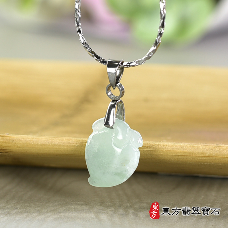 翡翠壽桃項鍊玉珮（福壽雙全：壽桃牌A貨翡翠壽桃玉珮、緬甸玉壽桃玉墜）。淺綠色微冰糯種壽桃，FW358。客製化訂做各種翡翠壽桃吊墜玉珮項鍊。★附A貨翡翠雙證書