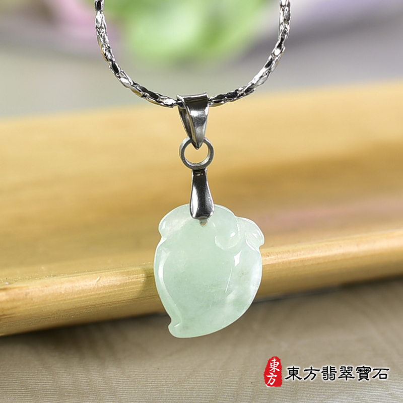 翡翠壽桃項鍊玉珮（福壽雙全：壽桃牌A貨翡翠壽桃玉珮、緬甸玉壽桃玉墜）。淺綠色微冰糯種壽桃，FW358。客製化訂做各種翡翠壽桃吊墜玉珮項鍊。★附A貨翡翠雙證書