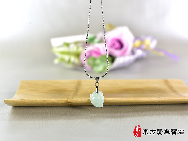 意境翡翠壽桃項鍊玉珮（福壽雙全：壽桃牌A貨翡翠壽桃玉珮、緬甸玉壽桃玉墜）。淺綠色微冰糯種壽桃，FW358。客製化訂做各種翡翠壽桃吊墜玉珮項鍊。★附A貨翡翠雙證書