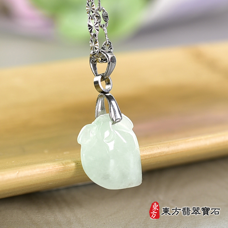 翡翠壽桃項鍊玉珮（福壽雙全：壽桃牌A貨翡翠壽桃玉珮、緬甸玉壽桃玉墜）。淺綠色微冰糯種壽桃，FW359。客製化訂做各種翡翠壽桃吊墜玉珮項鍊。★附A貨翡翠雙證書