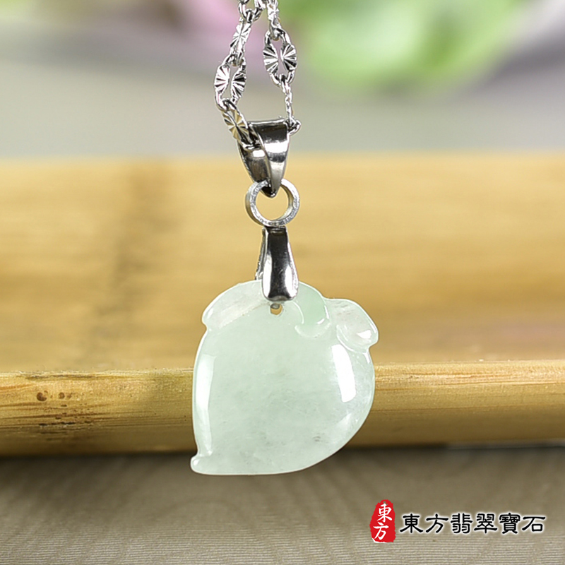 翡翠壽桃項鍊玉珮（福壽雙全：壽桃牌A貨翡翠壽桃玉珮、緬甸玉壽桃玉墜）。淺綠色微冰糯種壽桃，FW359。客製化訂做各種翡翠壽桃吊墜玉珮項鍊。★附A貨翡翠雙證書