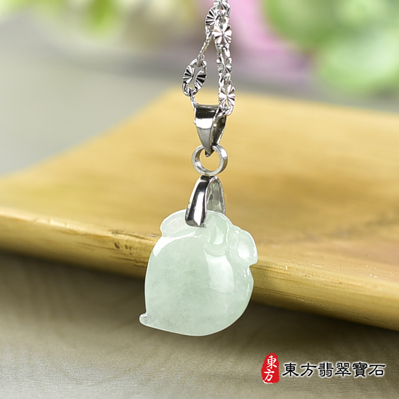 翡翠壽桃項鍊玉珮（福壽雙全：壽桃牌A貨翡翠壽桃玉珮、緬甸玉壽桃玉墜）。淺綠色微冰糯種壽桃，FW359。客製化訂做各種翡翠壽桃吊墜玉珮項鍊。★附A貨翡翠雙證書