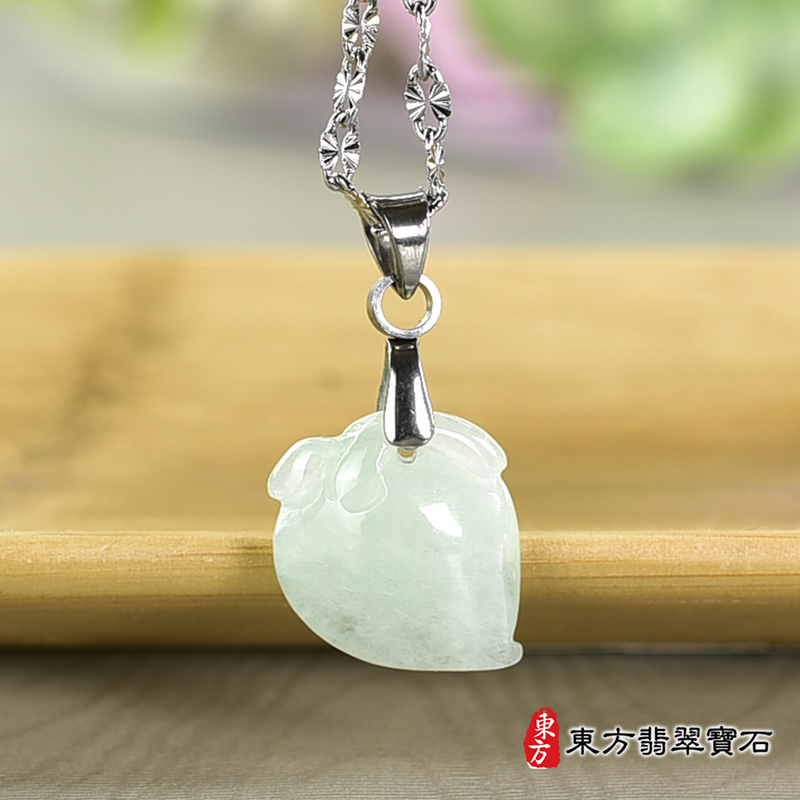 翡翠壽桃項鍊玉珮（福壽雙全：壽桃牌A貨翡翠壽桃玉珮、緬甸玉壽桃玉墜）。淺綠色微冰糯種壽桃，FW359。客製化訂做各種翡翠壽桃吊墜玉珮項鍊。★附A貨翡翠雙證書