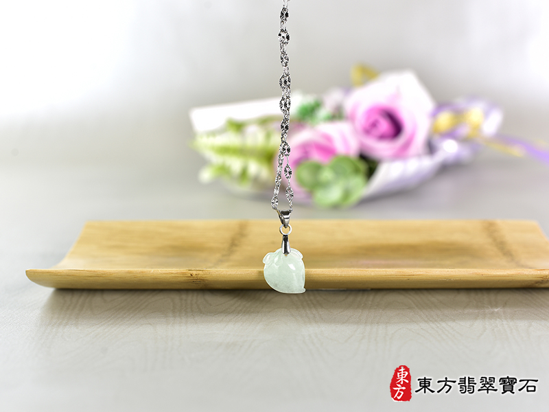 意境翡翠壽桃項鍊玉珮（福壽雙全：壽桃牌A貨翡翠壽桃玉珮、緬甸玉壽桃玉墜）。淺綠色微冰糯種壽桃，FW359。客製化訂做各種翡翠壽桃吊墜玉珮項鍊。★附A貨翡翠雙證書