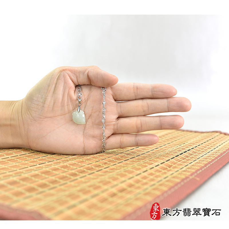 大小翡翠壽桃項鍊玉珮（福壽雙全：壽桃牌A貨翡翠壽桃玉珮、緬甸玉壽桃玉墜）。淺綠色微冰糯種壽桃，FW359。客製化訂做各種翡翠壽桃吊墜玉珮項鍊。★附A貨翡翠雙證書