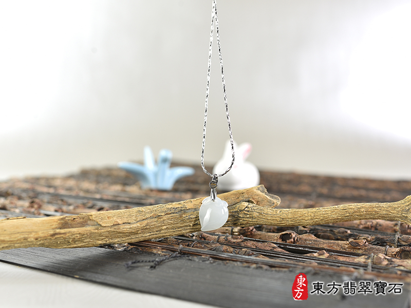 意境翡翠壽桃項鍊玉珮（福壽雙全：壽桃牌A貨翡翠壽桃玉珮、緬甸玉壽桃玉墜）。淺綠色細糯種壽桃，FW360。客製化訂做各種翡翠壽桃吊墜玉珮項鍊。★附A貨翡翠雙證書