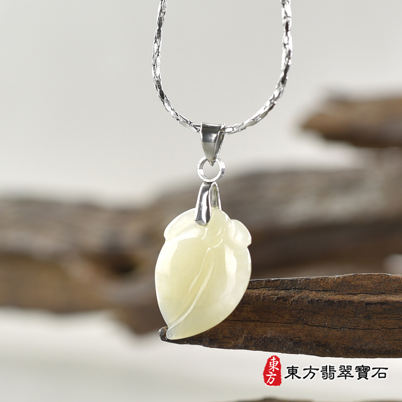 翡翠壽桃項鍊玉珮（福壽雙全：壽桃牌A貨翡翠壽桃玉珮、緬甸玉壽桃玉墜）。褐黃色微冰糯種壽桃，FW361。客製化訂做各種翡翠壽桃吊墜玉珮項鍊。★附A貨翡翠雙證書