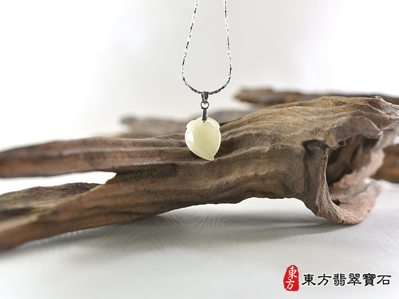 意境翡翠壽桃項鍊玉珮（福壽雙全：壽桃牌A貨翡翠壽桃玉珮、緬甸玉壽桃玉墜）。褐黃色微冰糯種壽桃，FW361。客製化訂做各種翡翠壽桃吊墜玉珮項鍊。★附A貨翡翠雙證書