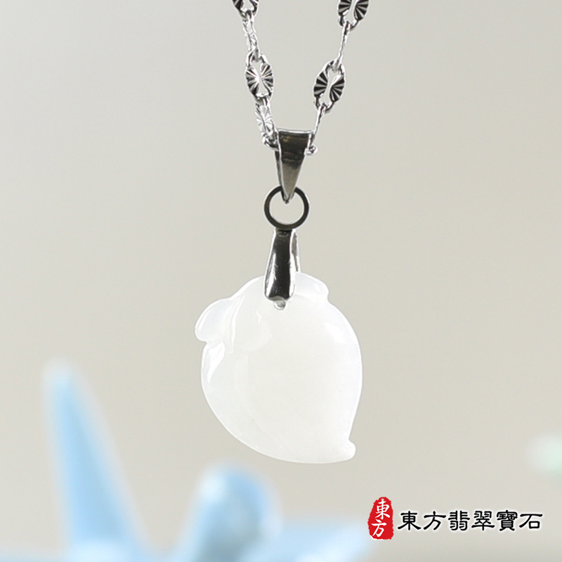 翡翠壽桃項鍊玉珮（福壽雙全：壽桃牌A貨翡翠壽桃玉珮、緬甸玉壽桃玉墜）。白色細糯種壽桃，FW363。客製化訂做各種翡翠壽桃吊墜玉珮項鍊。★附A貨翡翠雙證書